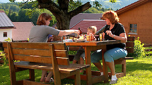 Frühstück im Freien bei Sonnenschein auf dem Ederhof